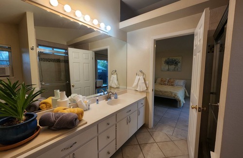 Calistoga Apartment | Charming, light-filled and immaculate cottage-studio off main house