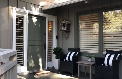 Golden Rectangle House | Charming Quiet Beach House. Walking distance to beach and town!