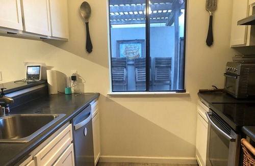 St. Helena House | Charming St Helena- Walk to Town