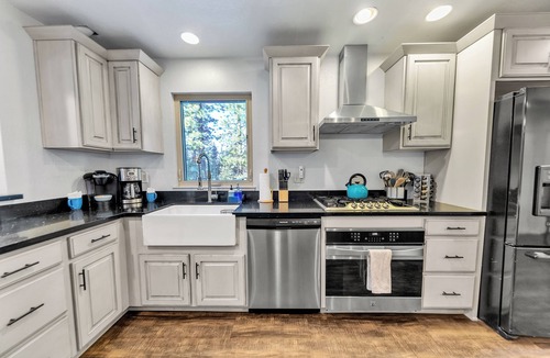 Al Tahoe House | Charming Tahoe Retreat - Hot Tub & Walk to Lake!