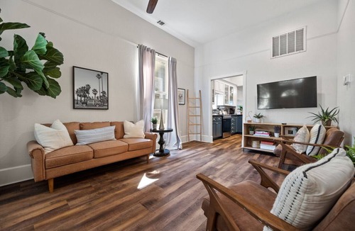 Downtown Sacramento Apartment | Charming Upstairs 3BR: Minutes from DT Sacramento!