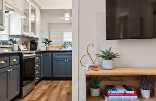 Downtown Sacramento Apartment | Charming Upstairs 3BR: Minutes from DT Sacramento!