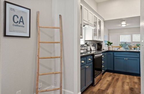 Downtown Sacramento Apartment | Charming Upstairs 3BR: Minutes from DT Sacramento!