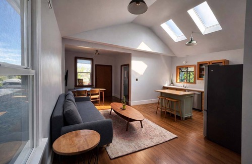 Golden Gate Apartment | Charming Vintage 2BR Apartment in Oakland