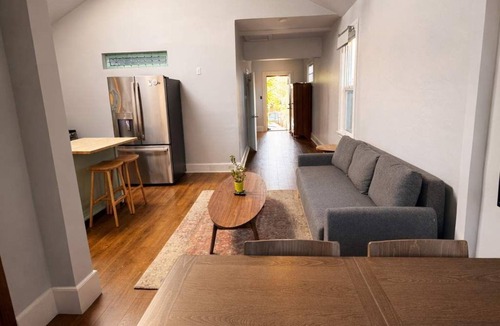 Golden Gate Apartment | Charming Vintage 2BR Apartment in Oakland