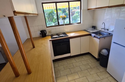 Hibberdene Cottage | Cheerful 2 bedroom cottage with a communal pool