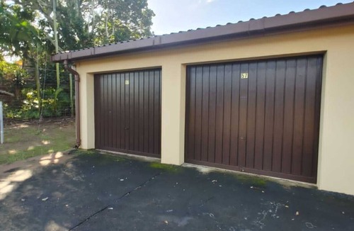 Hibberdene Cottage | Cheerful 2 bedroom cottage with a communal pool
