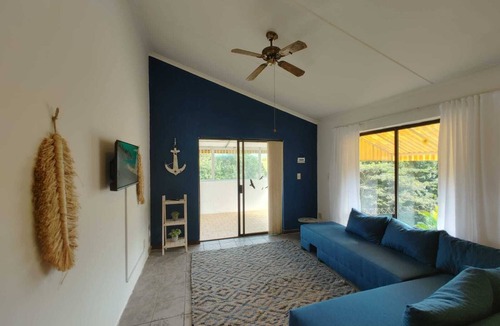 Hibberdene Cottage | Cheerful 2 bedroom cottage with a communal pool