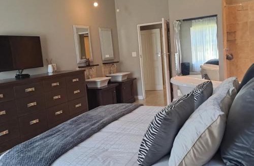 Katberg Apartment | Cheerful 4 Bedroom in a Golf Estate