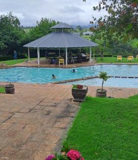 Katberg Apartment | Cheerful 4 Bedroom in a Golf Estate