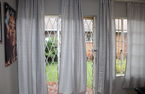 Akasia Apartment | Cheerful Home with Braai area near Shopping Centers