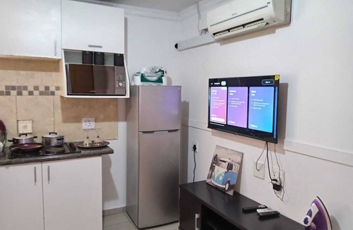 Greater Johannesburg Metropolitan Area Apartment | Chic 1-bedroom apartment in wonderful Johannesburg South with WiFi, AC