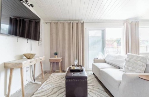 El Cerrito Apartment | Chic 1 Bedroom Apartment w/Comfy King Bed