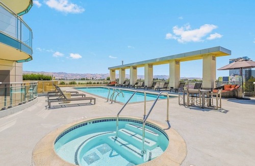 Downtown San Jose Apartment | Chic 1-bedroom apartment in fabulous San Jose with WiFi, fitness room Room