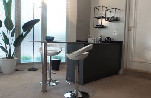Greater Johannesburg Metropolitan Area House | Chic Afro-Mod 2 room suite