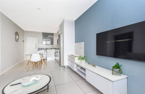 Greater Johannesburg Metropolitan Area Apartment | Chic City Escape at The Apex on Smuts