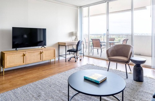 Central San Mateo Apartment | Chic San Mateo 1BR w/ W/D, Pool, Parking, walk to Caltrain, by Blueground