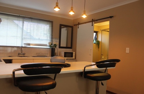 Greater Johannesburg Metropolitan Area Cottage | Chic & Serene 1-Bed Haven in Roodepoort
