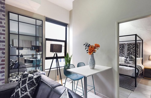Parkwood Apartment | Chic, Sleek and Sophisticated: 1 Bed Rosebank Gem