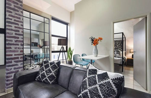 Parkwood Apartment | Chic, Sleek and Sophisticated: 1 Bed Rosebank Gem