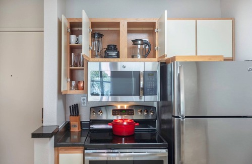 South Beach Apartment | Chic South Beach Studio w/Pool, Spa, facing the water, by Blueground