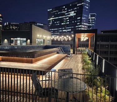Sandown Apartment | Chic Studio with Panoramic Sandton Views