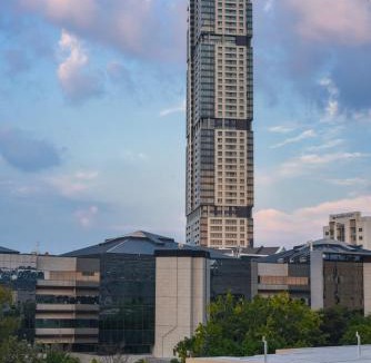 Sandown Apartment | Chic Studio with Panoramic Sandton Views