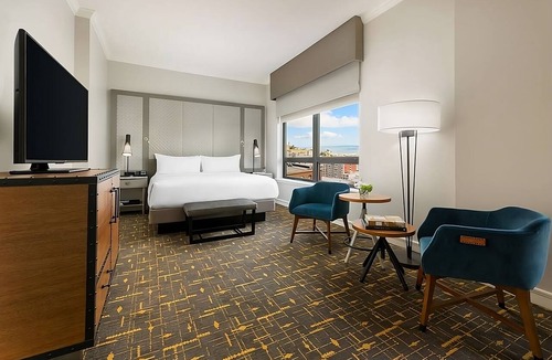 Lower Nob Hill Hotel | City on the Bay! Cycling, Dining, Pets Allowed, Steps to Cable Car Museum!
