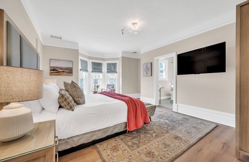 Napa Bed & Breakfast | Classic California King room at bed & breakfast-downtown Napa w/pool & hot tub
