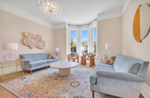 Napa Bed & Breakfast | Classic California King room at bed & breakfast-downtown Napa w/pool & hot tub