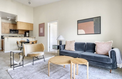 San Bruno Apartment | Classic San Bruno 2BR w/Pool, W/D, Gym, walk to YouTube, by Blueground
