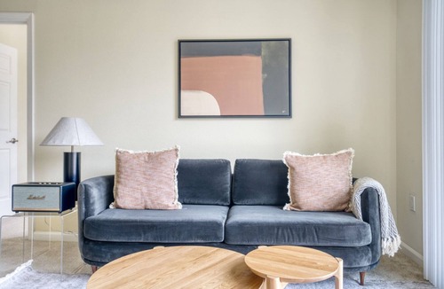 San Bruno Apartment | Classic San Bruno 2BR w/Pool, W/D, Gym, walk to YouTube, by Blueground