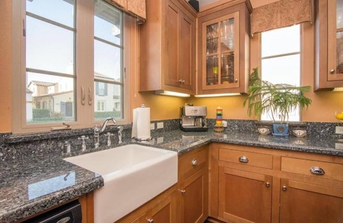 Newhall House | CLEAN FURNISHED PRIVATE MASTER BEDROOM - NEAR PUBLIC TRANSIT