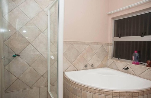 Schoemansville Apartment | Cliffs of Moher Suite