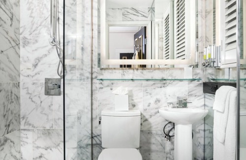 Theater District Hotel | Close to Chinatown | Relaxing Accommodation Perfect for Couple Stay