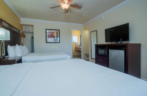 Ukiah Hotel | Close to Lake Mendocino + Free Breakfast. Pool.