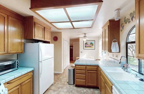 Cloverdale House | Cloverdale 3BR hillside lodge on 7 acres with hot tub & wave pool