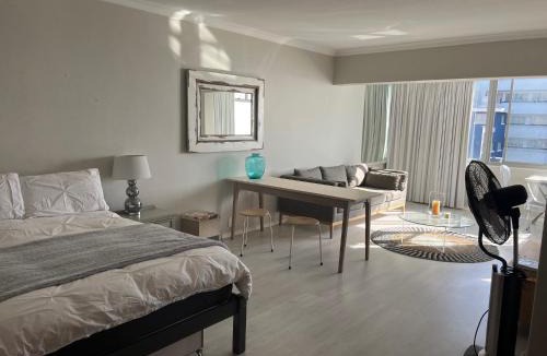 Mouille Point Apartment | Coastal corner studio apartment in Mouille Point