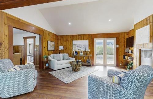 Fort Bragg House | Coastal Cottage - Hot Tub Yard Pets Welcome