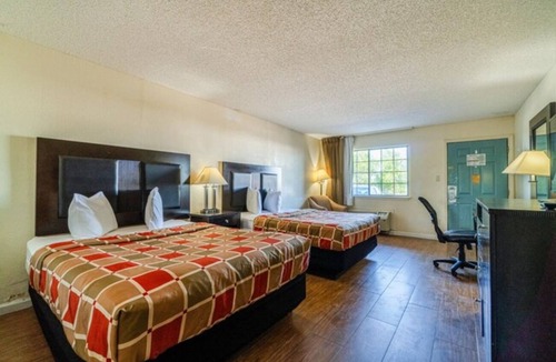 Port Lavaca Hotel | Coastal Explorer Room w/Onsite Seasonal Pool | Minutes to Lighthouse Beach