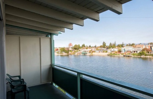 East End Apartment | Comfort and Convenience, Free Breakfast, Pool, Jacuzzi, Near Oracle Arena