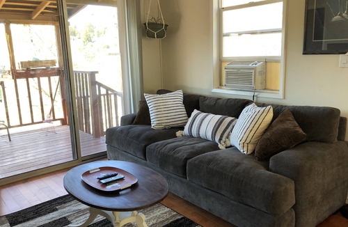 Martinez House | Comfortable Guest House with Sweeping Views and Private Garden