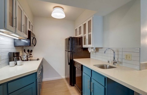 Sunnyvale Hotel | Comfortable Queen Stay! Free Breakfast, Wi-Fi, and Outdoor Pool Access!