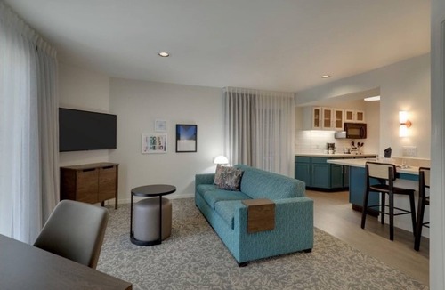 Sunnyvale Hotel | Comfortable Queen Stay! Free Breakfast, Wi-Fi, and Outdoor Pool Access!