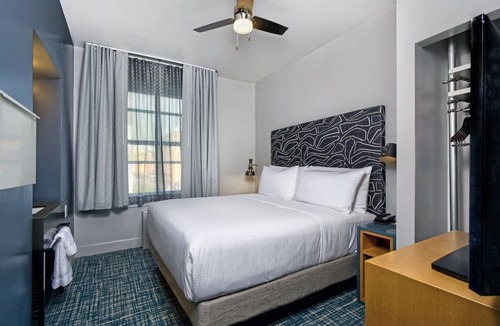 Downtown San Francisco Hotel | Comfortable Room with Rooftop Pool Access, Walk to SFMOMA & Yerba Buena