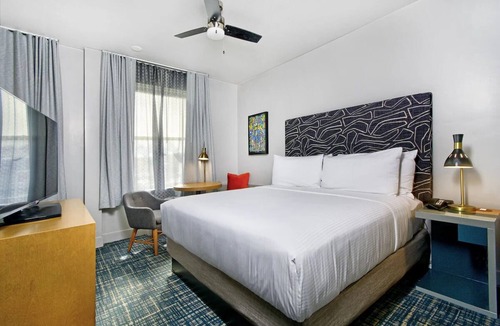 Downtown San Francisco Hotel | Comfortable Room with Rooftop Pool Access, Walk to SFMOMA & Yerba Buena