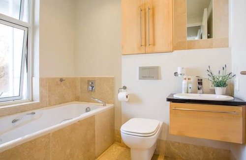 Herolds Bay House | Comfy Room in a Seafront Villa