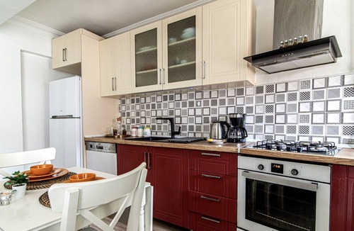 Celiktepe Mahallesi Apartment | Compact Flat w Backyard 6 min to Kanyon Mall