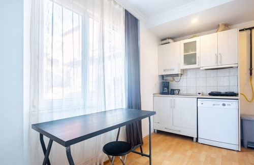 Harbiye Apartment | Compact Flat w French Balcony 6 min to Taksim Sq