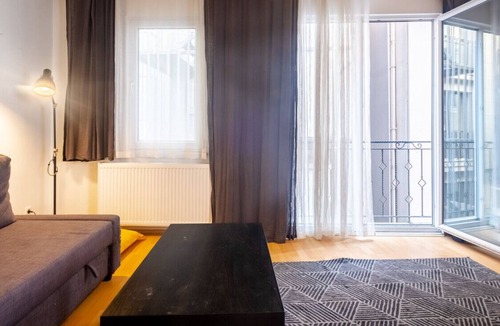 Harbiye Apartment | Compact Flat w French Balcony 6 min to Taksim Sq